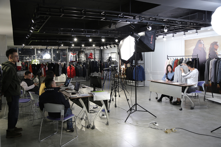 亚洲精品精华液一区